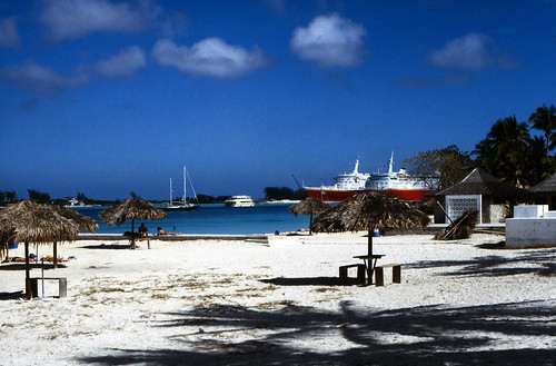 Bahamas 1988 (159) New Providence: Nassau • <a style="font-size:0.8em;" href="http://www.flickr.com/photos/69570948@N04/23718281755/" target="_blank">Auf Flickr ansehen</a>