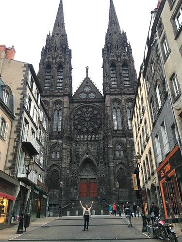 Un court arrêt par Clermont-Ferrand et sa cathédrale en pierre de basalte