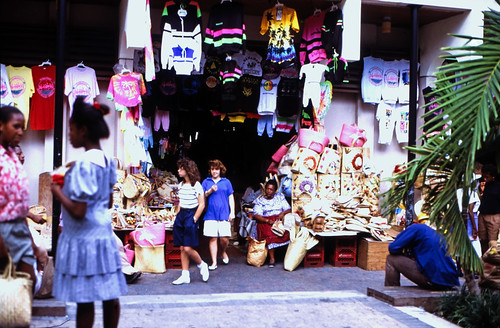 Bahamas 1988 (176) New Providence: Straw Market, Nassau • <a style="font-size:0.8em;" href="http://www.flickr.com/photos/69570948@N04/23186165413/" target="_blank">Auf Flickr ansehen</a>