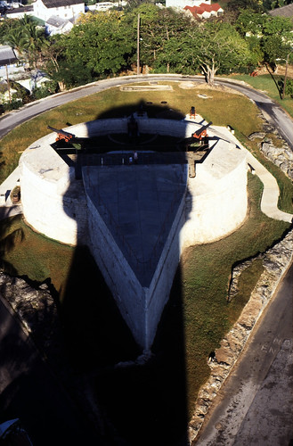 Bahamas 1988 (218) New Providence: Fort Fincastle und Water Tower Nassau • <a style="font-size:0.8em;" href="http://www.flickr.com/photos/69570948@N04/23937939536/" target="_blank">Auf Flickr ansehen</a>