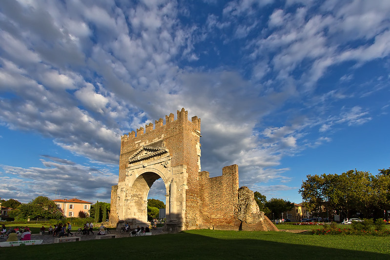 Arco di Augusto<br/>© <a href="https://flickr.com/people/80298920@N05" target="_blank" rel="nofollow">80298920@N05</a> (<a href="https://flickr.com/photo.gne?id=21943270516" target="_blank" rel="nofollow">Flickr</a>)