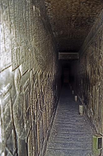 Ägypten 1999 (507)  Tempel von Dendera • <a style="font-size:0.8em;" href="http://www.flickr.com/photos/69570948@N04/31138626105/" target="_blank">Auf Flickr ansehen</a>