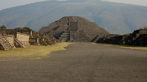 Avenue of the Dead, looking north to the Pyramid of the Moon, Teōtīhuacān