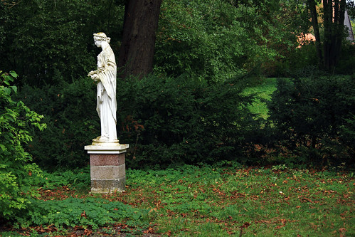 Schlossgarten Eutin (76) Florastatue • <a style="font-size:0.8em;" href="http://www.flickr.com/photos/69570948@N04/30269687922/" target="_blank">Auf Flickr ansehen</a>