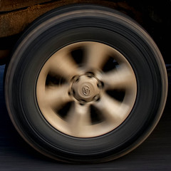 Anglų lietuvių žodynas. Žodis tire reiškia I amer. n 1. 1) ratlankis; 2) padanga; flat tire padanga be oro; 2. v uždėti ratlankį II v 1) (nu)varginti; pavargti; 2) nusibosti; I am tired of man nusibodo, įkyrėjo lietuviškai.