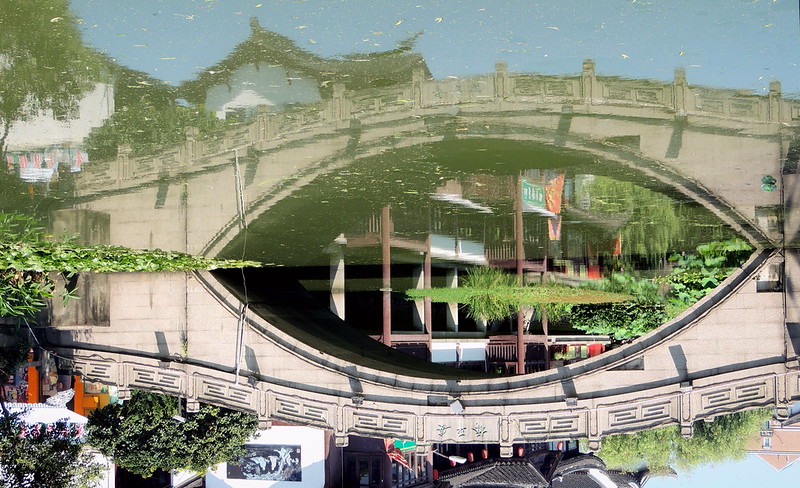 Magical Chinese bridge water reflection - Qibao, Shanghai<br/>© <a href="https://flickr.com/people/74492144@N00" target="_blank" rel="nofollow">74492144@N00</a> (<a href="https://flickr.com/photo.gne?id=31308088235" target="_blank" rel="nofollow">Flickr</a>)