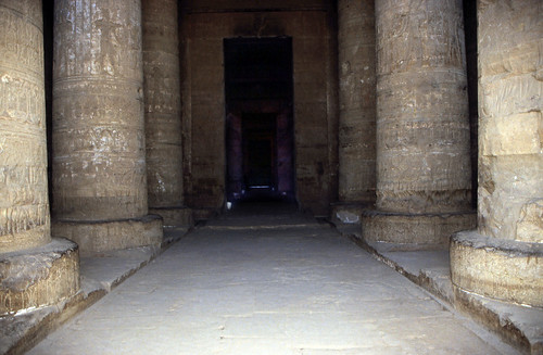Ägypten 1999 (512) Tempel von Dendera • <a style="font-size:0.8em;" href="http://www.flickr.com/photos/69570948@N04/30395957484/" target="_blank">Auf Flickr ansehen</a>