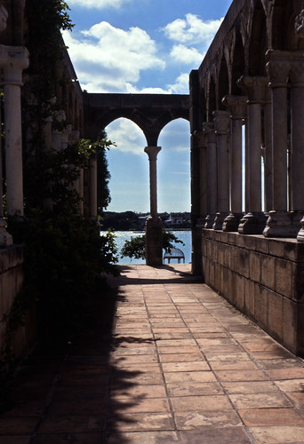 Bahamas 1988 (274) Paradise Island: Versailler Garten und Kloster • <a style="font-size:0.8em;" href="http://www.flickr.com/photos/69570948@N04/24020507312/" target="_blank">Auf Flickr ansehen</a>