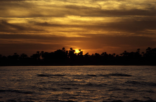 Ägypten 1999 (493) Luxor: Sonnenuntergang am Nil • <a style="font-size:0.8em;" href="http://www.flickr.com/photos/69570948@N04/31018989956/" target="_blank">Auf Flickr ansehen</a>