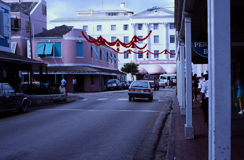 Bahamas 1988 (167) New Providence: Bay Street, Nassau • <a style="font-size:0.8em;" href="http://www.flickr.com/photos/69570948@N04/23641187742/" target="_blank">Auf Flickr ansehen</a>