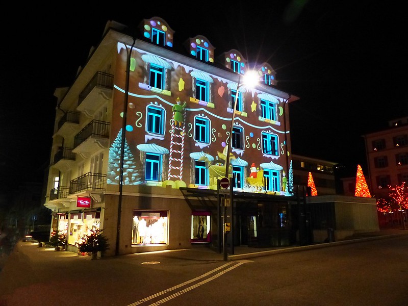 Suisse, dans la ville de Sion illumination animé sur façade pour Noël<br/>© <a href="https://flickr.com/people/20800336@N08" target="_blank" rel="nofollow">20800336@N08</a> (<a href="https://flickr.com/photo.gne?id=23622670349" target="_blank" rel="nofollow">Flickr</a>)
