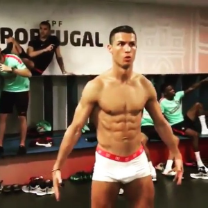 Cristiano Ronaldo de cueca e Destiny’s Child juntas no desafio do manequim