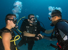 Anglų lietuvių žodynas. Žodis deep-sea diver reiškia giliai jūros naras lietuviškai.